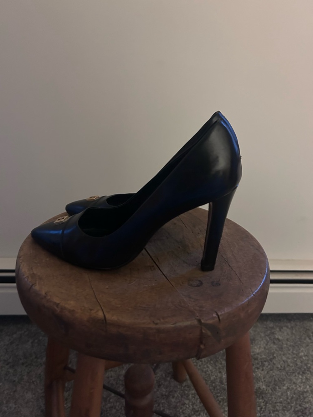 Tory Burch Black Leather Pointed Toe Pumps with Gold Logo - Picture 2 of 3